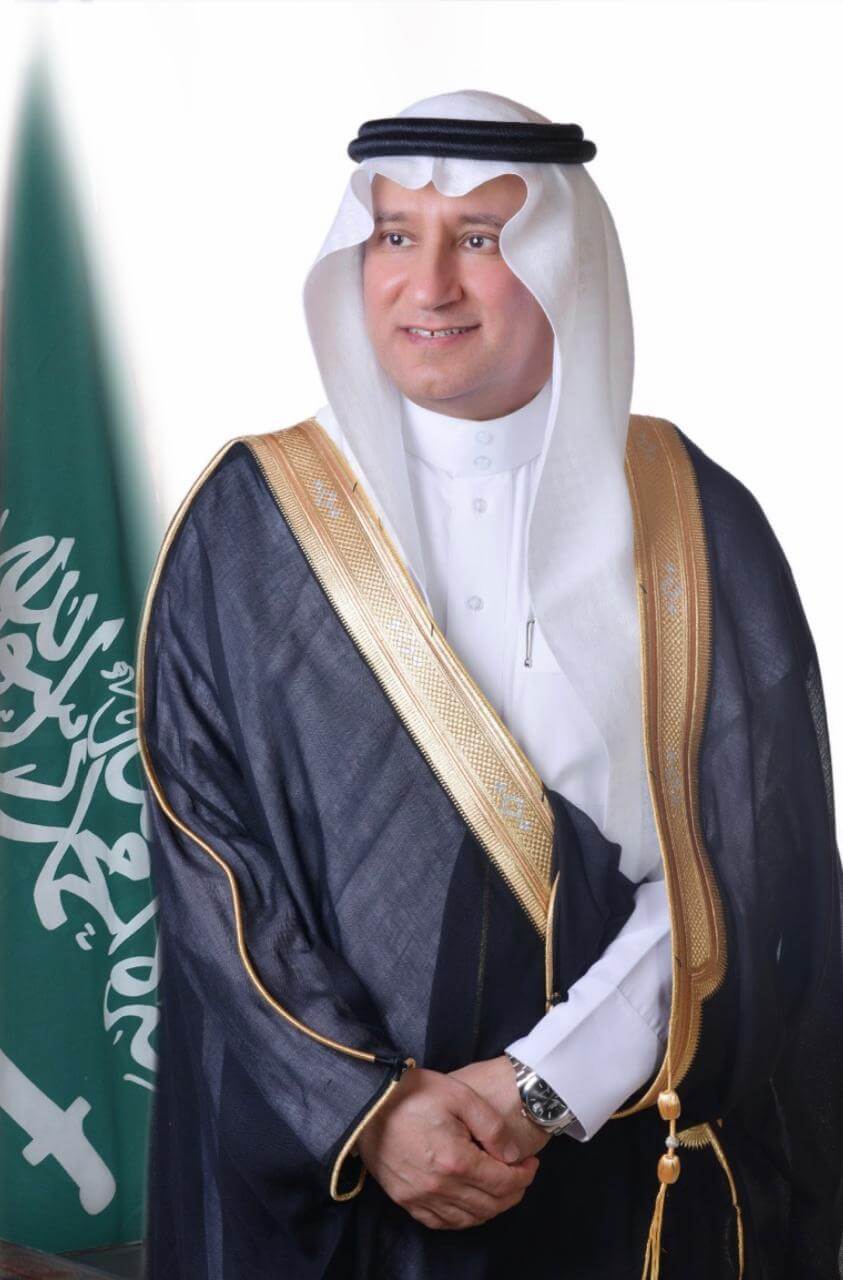 The ambassador hands over the gift of the Custodian of the Two Holy Mosques, consisting of dates and Qur'ans